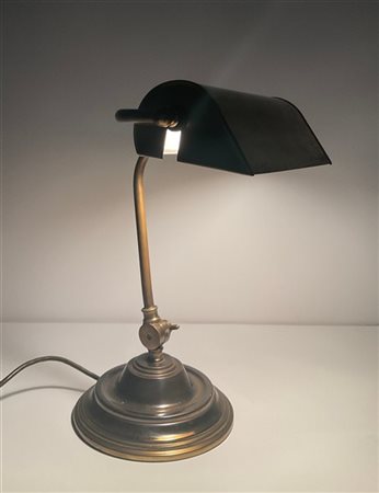 Lampada ministeriale. Italia, secolo XX. Ottone. (d cm 44,5) (lievi difetti)