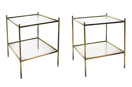 Coppia di tavolini bassi in metallo ottonato con doppia ripiano in vetro. Itali