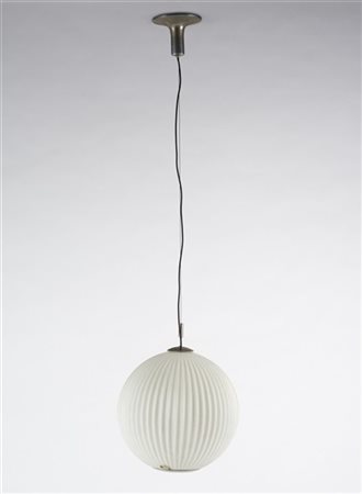 Lampada a sospensione in vetro lattimo costolato e acidato sulla superficie est