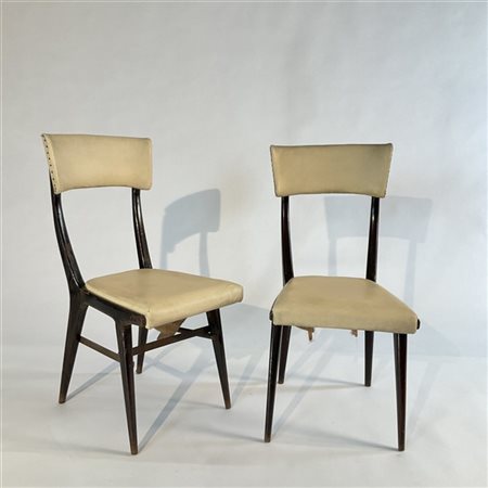 Coppia di sedie in mogano con seduta e schienale rivestiti in vinilpelle beige.