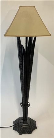 Lampada in ferro battuto di gusto déco decorata da foglie. Francia, secolo XX.
