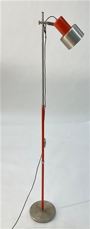 Lampada da terra con faretto orientabile. Italia, anni '70. Metallo cromato, al