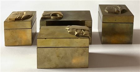 Lotto di quattro scatoline in ottone con decoro informale a rilievo. Italia, an