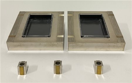 Coppia di posaceneri in acciaio con vaschette in vetro. Anni '70/'80. (cm 17,5x