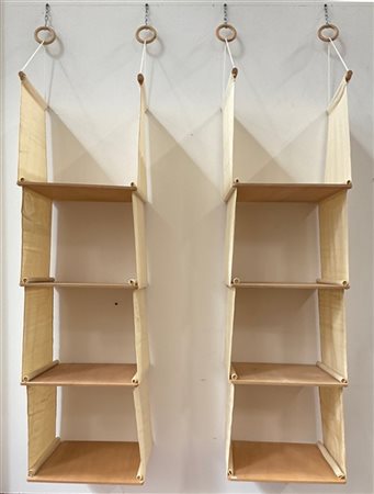 Gamma Due etagère con quattro ripiani pensili in legno e tela. Treviso, anni '70