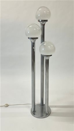 Lampada da terra a tre luci in metallo cromato e vetro incolore e lattescente.