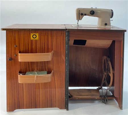Angelo Mangiarotti Macchina da cucire Salmoiraghi "22" laccata beige con mobilet