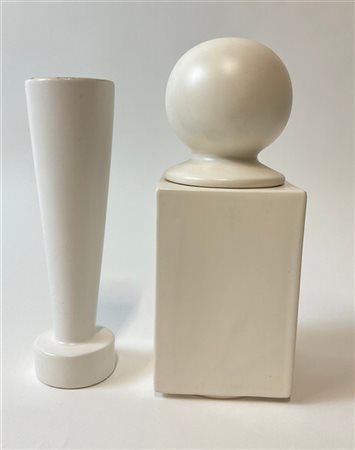 Pino Spagnolo Vaso rettangolare con coperchio con sfera in ceramica smaltata bia