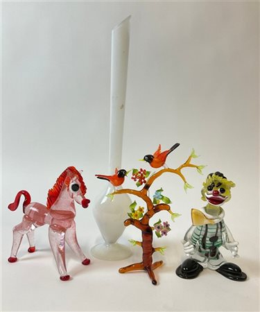 Manifattura di Murano Lotto composto da un vaso soliflore in vetro iridato, un c