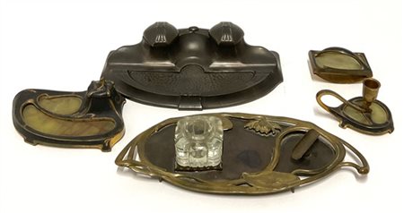 Tre diversi calamai, un tampone e una bugia Art Nouveau in fusione metallica, o