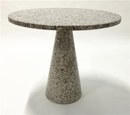 Tavolino in granito con piano circolare e fusto centrale rastremato. Italia, an