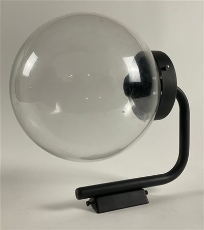 Lampada da parete. Italia, anni '70. Struttura in metallo verniciato nere con d