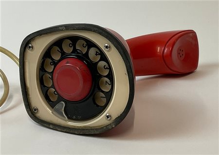 Ericofon
Telefono da tavolo rosso. Produzione Ericsson, Svezia 1966. (h cm 21,5