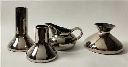 Studio Torrigiani (Attribuito)
Lotto composto da tre diversi vasi e un versatoio