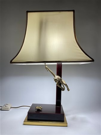 Lampada da tavolo in lucite e metallo dorato decorata con scimmia e fiore in fu