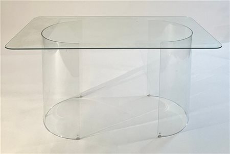 Tavolo in cristallo, piano con angoli smussati e doppio sostegno curvato. Itali