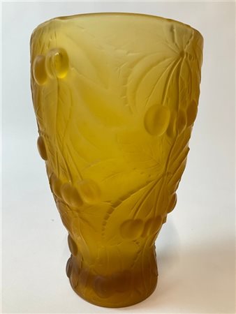 Vaso di gusto déco in vetro soffiato in stampo color giallo decorato da ciliegi