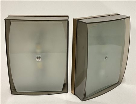 Coppia di lampade a plafone/parete. Italia, anni '60. Struttura in legno e allu