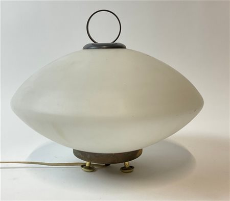 Lampada da tavolo con struttura in ottone e diffusore in vetro incamiciato latt