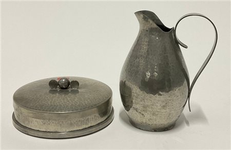 Jean Després Porta oggetti e brocca in metallo martellato. Francia, 1925ca. Firm