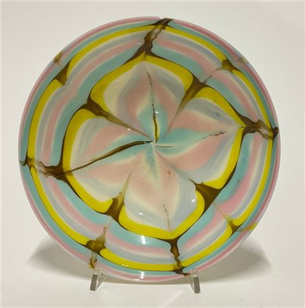 Manifattura di Murano Piatto centrotavola in vetro incamiciato lattimo a decori