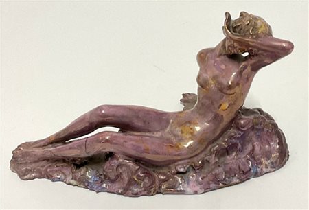 Scultura raffigurante nudo di donna. Italia, anni '40/'50. Ceramica decorata in