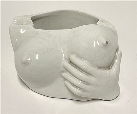 Posacenere in terraglia smaltata bianca sotto vetrina. Milano, fine anni '70 -