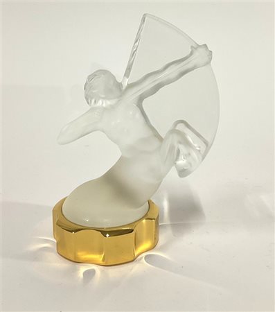 Lalique Tappo per radiatore in vetro pressato a forma di Sagittario in base bron