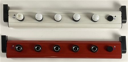 Artemide Due lampade per specchiera in metallo laccato bianco e bordeaux e plast