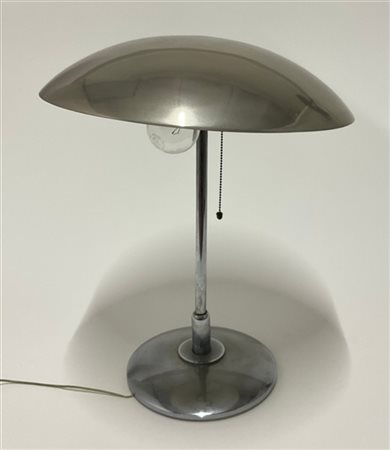 Lampada da tavolo. Italia, anni '40. Metallo nichelato. (h cm 49) (difetti)