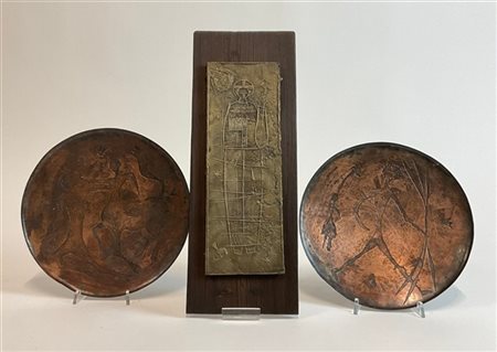 Vanzelli Lotto di due piatti (d max cm 24,5) e una placca (cm 29,5x10,5) montata