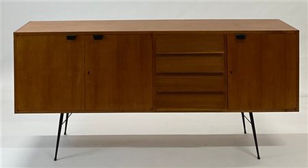 Buffet. Italia, anni '60. Fronte a tre ante e quattro cassetti. Struttura in ro