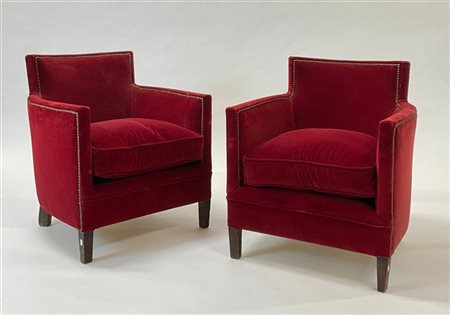 Coppia di poltroncine in velluto rosso borchiato e struttura in legno massello.