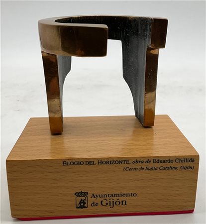 Da Eduardo Chillida
"Elogio del Horizonte"
replica in bronzo dorato su base in