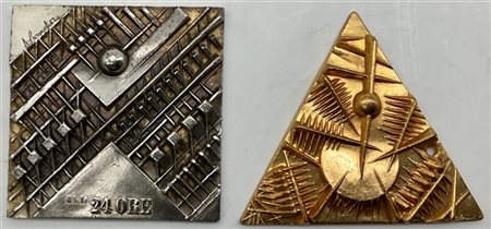 Arnaldo Pomodoro Lotto composto da una placca in bronzo argentato, 1980, coniazi