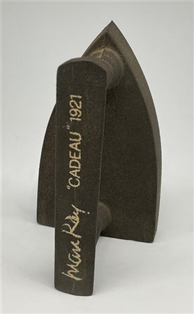 Man Ray "Cadeau (1921)" 1974
multiplo in ghisa e chiodi di rame
h cm 16
Es. LII/