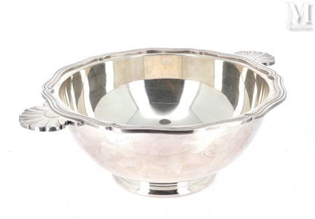 CHRISTOFLE Légumier en métal argenté Bords chantournés et prises en acanthes....