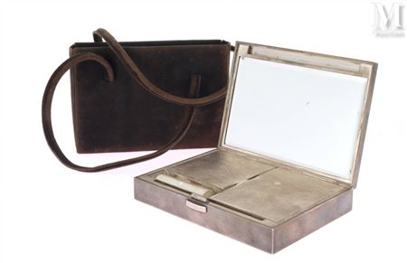 HENIN et Cie (actif entre 1875 et 1901) Minaudière en argent A décor ciselé...