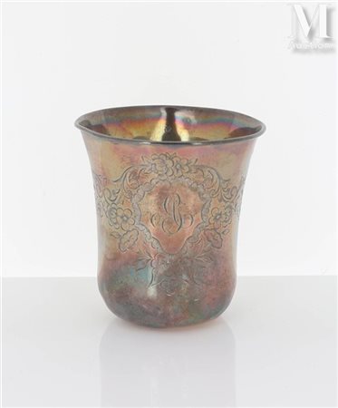 Timbale en argent De forme tulipe, en argent ciselé d'un décor d'entrelacs...
