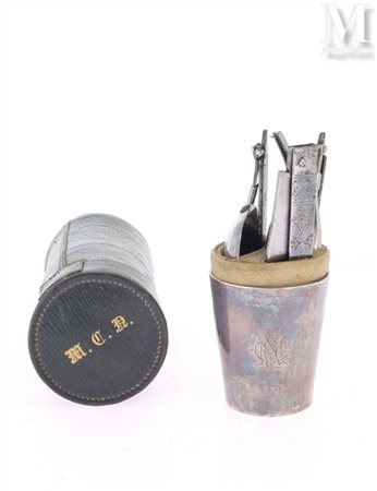 Couvert de chasse pliant Les manches en acier à riche décor damasquiné à l'or...