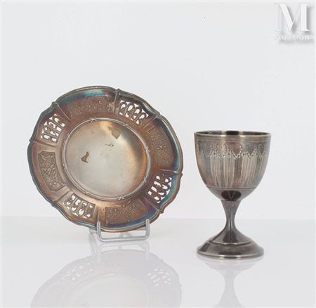 Petit lot d'argenterie Comprenant un coquetier et une sous-tasse en argent...