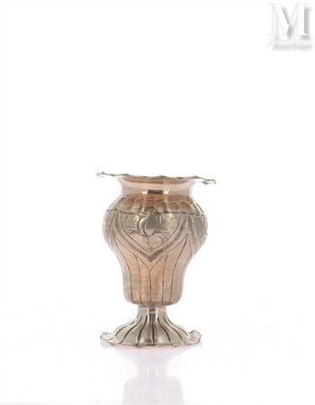 Petit vase sur piédouche en argent 800°° De forme balustre, le col renversé à...