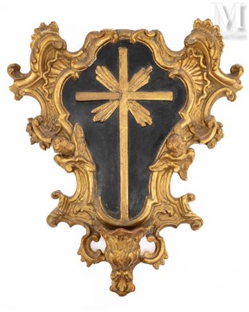 Bénitier En bois sculpté et doré, de forme violonnée à décor rocaille épaulé...