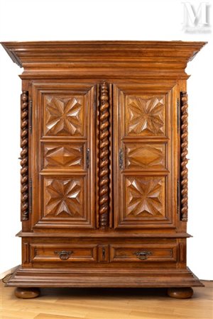 Importante armoire Noyer mouluré, sculpté et tourné, ouvrant à deux portes en...