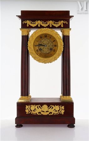 Pendule portique en acajou Pendule portique en acajou et placage d'acajou à 4...