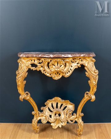 Console d'époque Louis XV En bois sculpté et doré, la ceinture chantournée à...