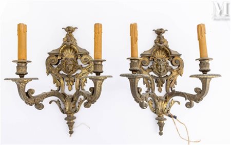 Paire d’appliques à deux lumières En bronze, figurant un mascaron bordé de...