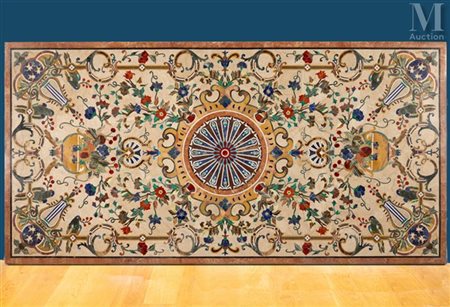 PIETRA DURA Important plateau en pietra dura orné d'une rosace au centre,...