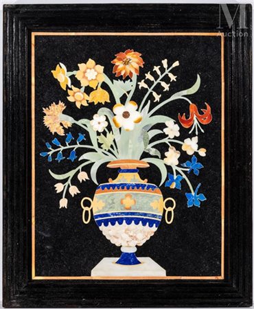 PIETRA DURA Plaque en marbre noir de Belgique à décor d'un vase fleuri en...