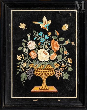 PIETRA DURA Plaque en marbre noir de Belgique à décor en incrustations de...